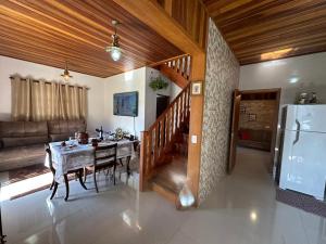 坎普斯杜若爾當的住宿－Raio de Sol na Montanha，客厅配有桌子和沙发