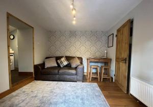 uma sala de estar com um sofá e uma mesa em The Annexe em Winterbourne