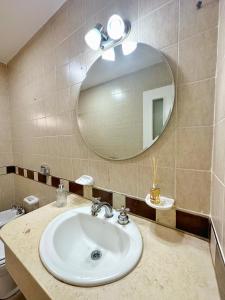 ロサリオ・デ・ラ・フロンテラにあるParamont Rosario 2のバスルーム(洗面台、鏡付)