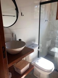 La salle de bains est pourvue d'un lavabo, de toilettes et d'une douche. dans l'établissement Chalé Campestre, à Gonçalves