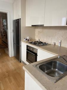 Kuchyň nebo kuchyňský kout v ubytování Paddington house beautiful 2 bedroom terrace + 5 fotografií