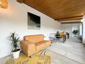 ein Wohnzimmer mit einem Sofa und einem Tisch in der Unterkunft A TROITA HOSTeL in Tui