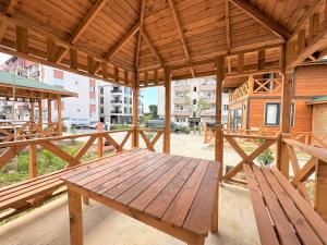 einem Holzpavillon mit einem Holztisch und Bänken in der Unterkunft Cerrahpasa Apart Hotel in Trabzon