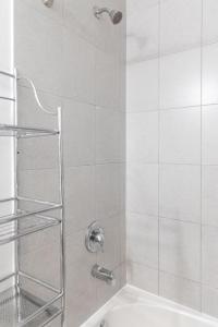 Ένα μπάνιο στο Beautiful Townhouse Near Yorkdale Mall, Wilson Subway