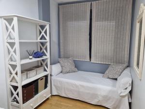 ein Schlafzimmer mit einem Bett und einem Bücherregal in der Unterkunft Barosa rooms in Barro