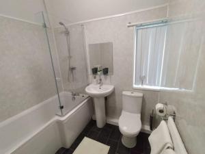 Koupelna v ubytování Beautiful and Cosy 3 beds home for 6 guests near Doncaster Racecourse + 15 fotografií
