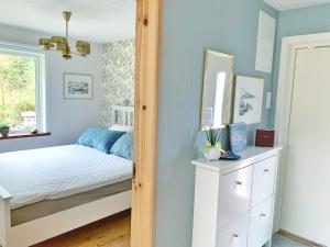 Una cama o camas en una habitación de The Blomsholm Cabin - Recharge Your Electric Car