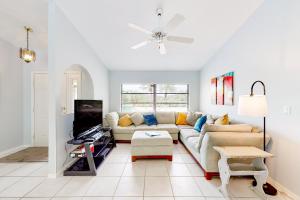 uma sala de estar com um sofá e uma televisão em Koala Bungalow em Port Charlotte