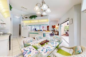 uma cozinha e sala de estar com mesa e cadeiras em Koala Bungalow em Port Charlotte