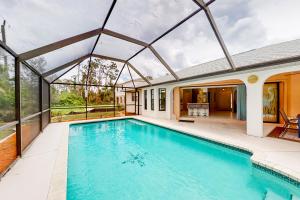 uma piscina numa casa com tecto de vidro em Koala Bungalow em Port Charlotte