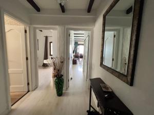 A television and/or entertainment centre at Panoramic Ocean View Apartment