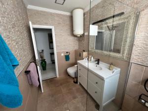 A bathroom at Panoramic Ocean View Apartment Még 14 kép