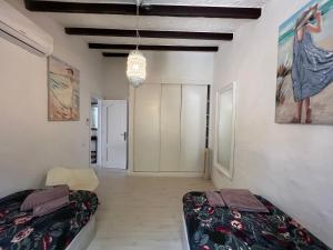 A bed or beds in a room at Panoramic Ocean View Apartment