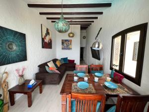 A seating area at Panoramic Ocean View Apartment