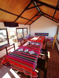 ein Esszimmer mit einem Tisch in einem Zimmer in der Unterkunft Uros Tikarani hotel in Puno