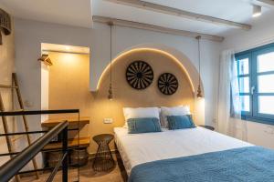 1 dormitorio con 1 cama y una pared circular en Mosaic Luxury Home, en Rodas