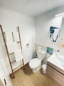 een badkamer met een toilet en een wastafel bij Casa Gercko 3 in Yaiza