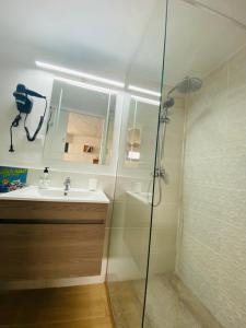 La salle de bains est pourvue d'une douche et d'un lavabo. dans l'établissement Casa Gercko 3, à Yaiza