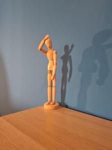 una muñeca de madera sobre una mesa de madera en Eco&Narciso apartment, en Monreale