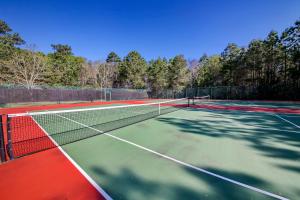 Tennis ja/või seinatennis majutusasutuses Pinehurst Condos, Unit 6-J või selle läheduses