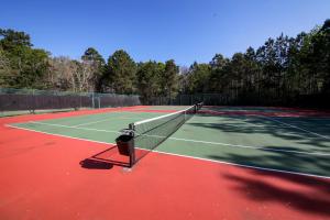 Tennis ja/või seinatennis majutusasutuses Pinehurst Condos, Unit 6-J või selle läheduses
