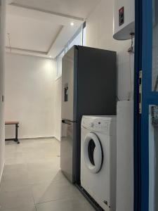 uma máquina de lavar roupa e uma máquina de lavar roupa num quarto em COSTAMAR em Martil