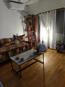 een woonkamer met een bank en een salontafel bij Loft Quilmes in Quilmes