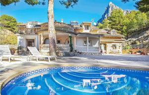 una casa con piscina frente a ella en The Willows, en Alicante