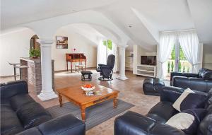 sala de estar con sofá y mesa en The Willows, en Alicante