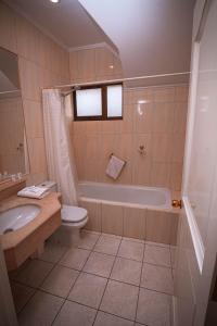 Um banheiro em Hotel Inti Kuyen Plaza