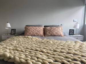 - une chambre avec un lit doté d'une couverture chauffante dans l'établissement Departamento Vista Río, Valdivia, à Valdivia