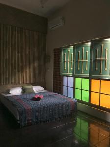 een slaapkamer met een bed met kleurrijke verlichting bij Rumah Kalpataru in Yogyakarta