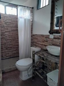 ein Bad mit einem WC und einem Waschbecken in der Unterkunft Cabaña el Ensueño (GUADUA, BAMBU) in Pereira