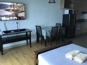 TV a/nebo společenská místnost v ubytování OceanFront at Arterra, fast WiFi, NFlix, kitchen - B or G