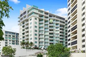 une image d'un immeuble d'appartements dans l'établissement Ocean Views at Mantra Trilogy, à Cairns