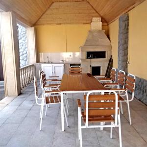 ein Esszimmer mit einem Tisch, Stühlen und einem Backofen in der Unterkunft Gilavar 3 bedrooms in Cǝnubi