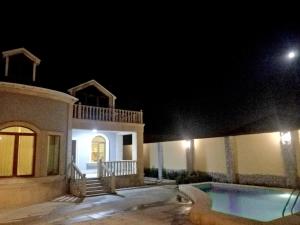 ein Haus mit Pool in der Nacht in der Unterkunft Gilavar 3 bedrooms in Cǝnubi