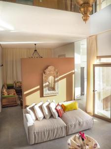 sala de estar con sofá y espejo en Villa Emraulde en Marrakech