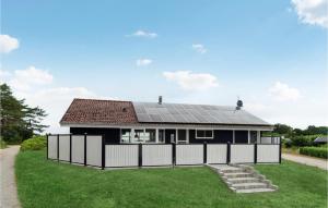 Bønnerup StrandにあるAmazing Home In Glesborg With 3 Bedrooms And Wifiの屋根に太陽光パネルを設けた家