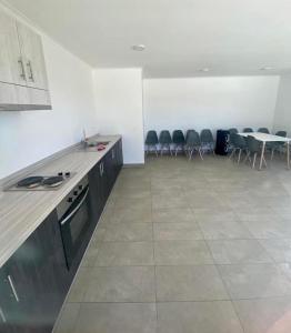 - une cuisine avec un comptoir et des chaises dans la chambre dans l'établissement Departamento full equipamiento, à San Pedro de la Paz