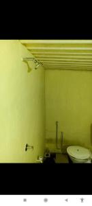 een badkamer met een toilet en een douche bij Rann of kutch home stay in Dhordo