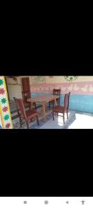 een tafel en twee stoelen en een tafel en een tafel en stoelen bij Rann of kutch home stay in Dhordo