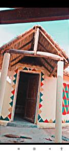 een uitzicht op een huis met een open deur bij Rann of kutch home stay in Dhordo