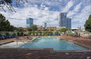 a swimming pool with a city skyline in the background at Charming 2 bedroom Downtown Ft Worth in Fort Worth