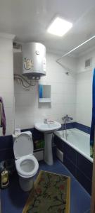 une salle de bain avec toilettes, lavabo et baignoire dans l'établissement Bishkek 72, à Bishkek