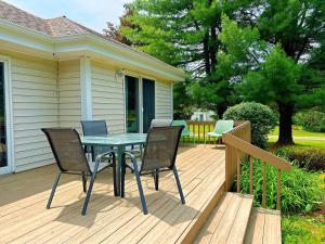 una terrazza con tavolo e sedie su una casa di G Cookie's House home a Mayville