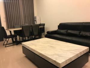 uma sala de estar com um sofá, uma mesa e cadeiras em 鹿港蕎禾旅宿 em Lukang