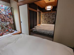尾道市にあるSIDOU 　INNのベッドルーム(白いベッド1台、窓付)