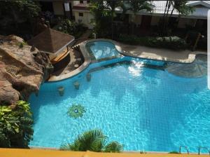 Вид на бассейн в ALONA Top Apartment 2BR Best Location или окрестностях