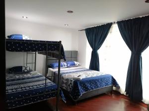 Ce dortoir comprend 2 lits superposés et une fenêtre. dans l'établissement Cornelio's House, à Bogotá